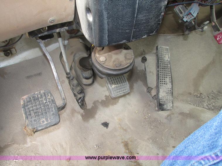 image for item F7491 1995 Ford LT8000 dump truck