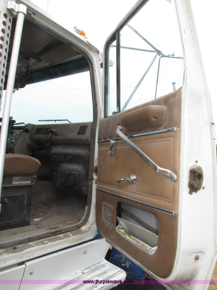 image for item F7491 1995 Ford LT8000 dump truck