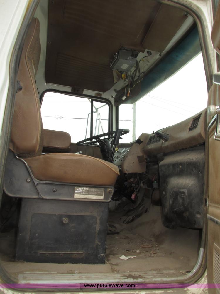 image for item F7491 1995 Ford LT8000 dump truck