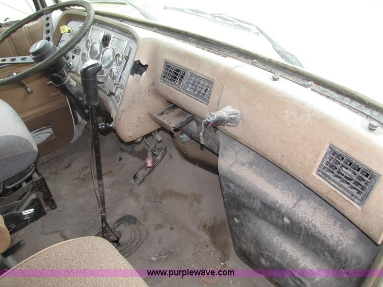 image for item F7491 1995 Ford LT8000 dump truck