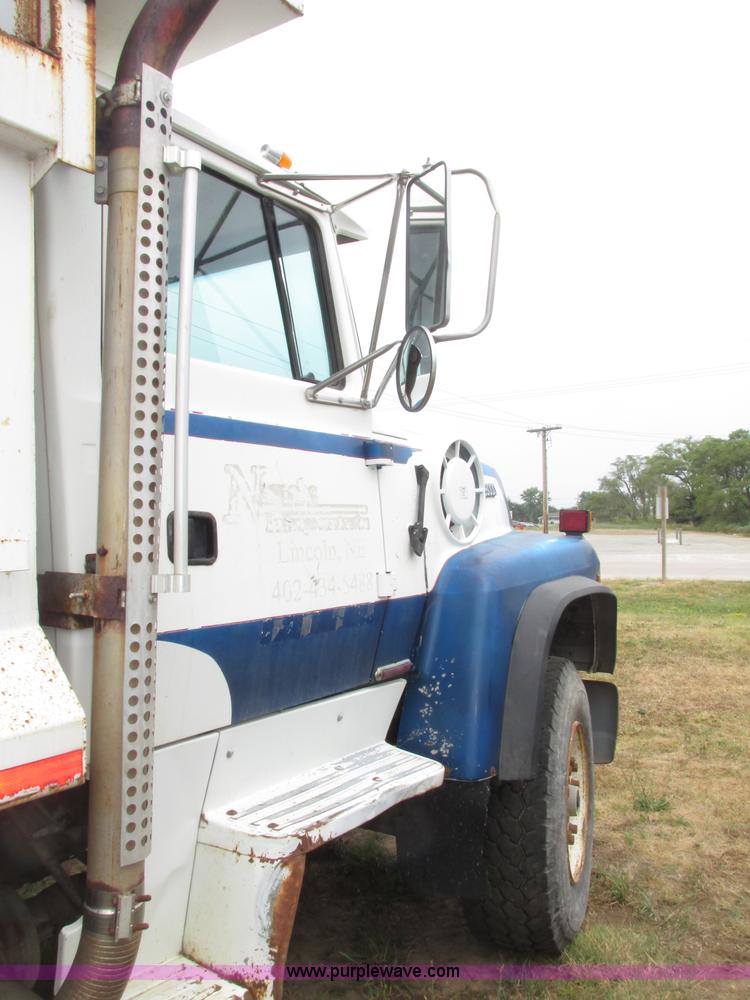 image for item F7491 1995 Ford LT8000 dump truck