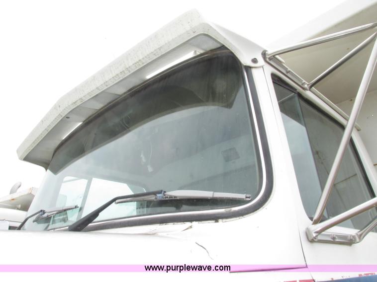 image for item F7491 1995 Ford LT8000 dump truck