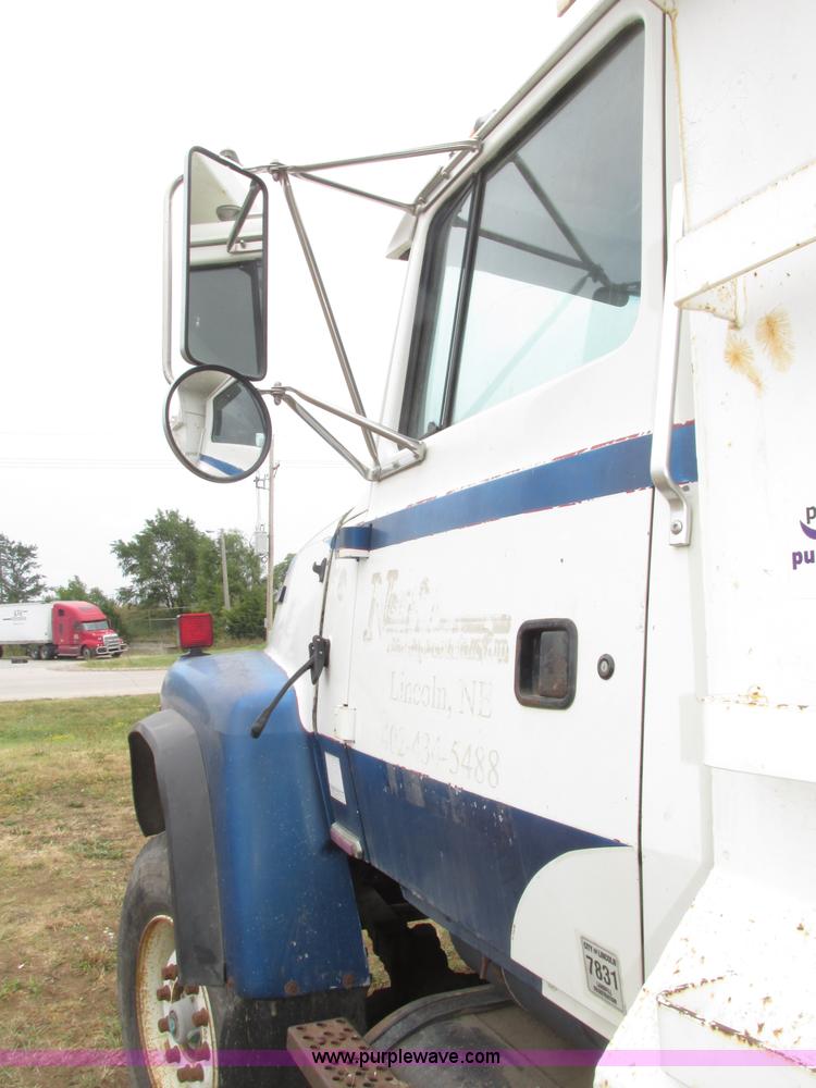 image for item F7491 1995 Ford LT8000 dump truck