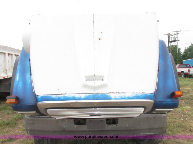 image for item F7491 1995 Ford LT8000 dump truck