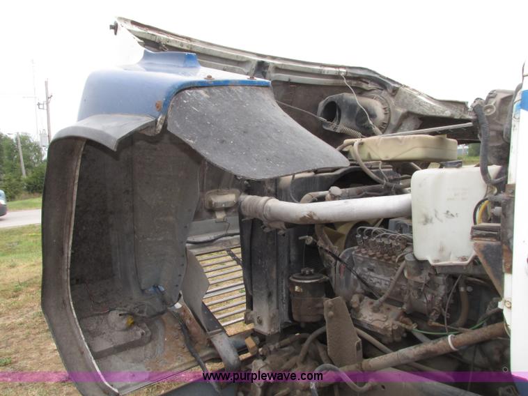 image for item F7491 1995 Ford LT8000 dump truck