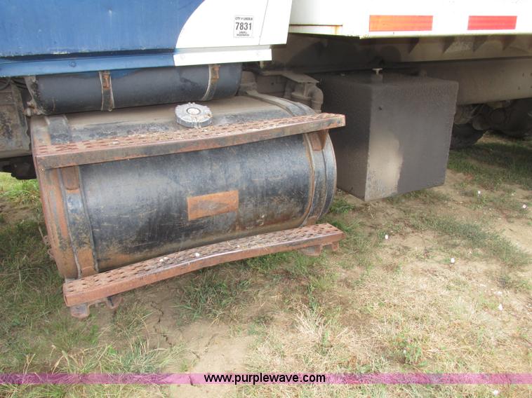 image for item F7491 1995 Ford LT8000 dump truck