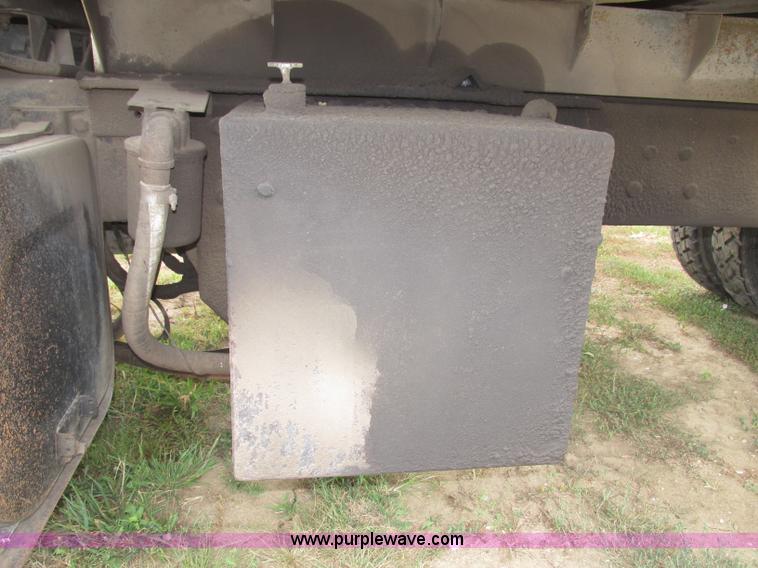 image for item F7491 1995 Ford LT8000 dump truck