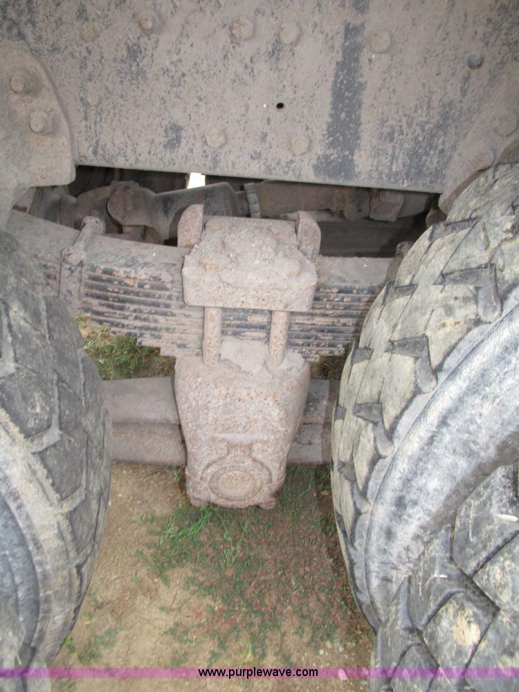 image for item F7491 1995 Ford LT8000 dump truck