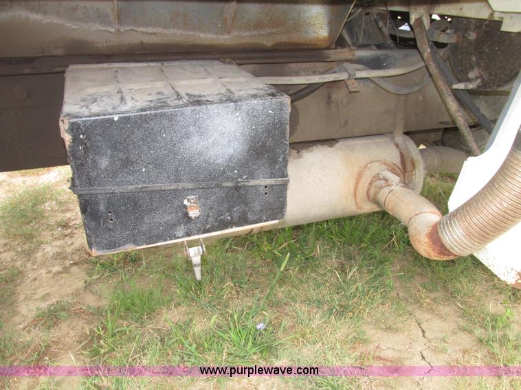 image for item F7491 1995 Ford LT8000 dump truck