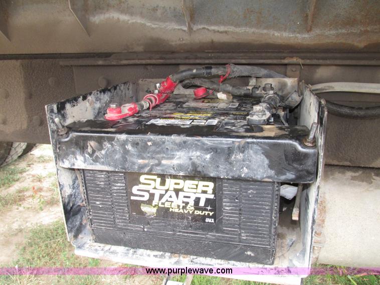 image for item F7491 1995 Ford LT8000 dump truck