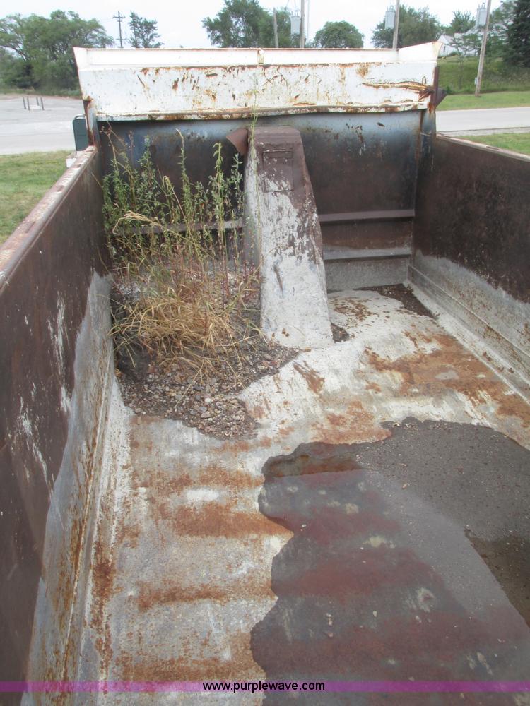 image for item F7491 1995 Ford LT8000 dump truck