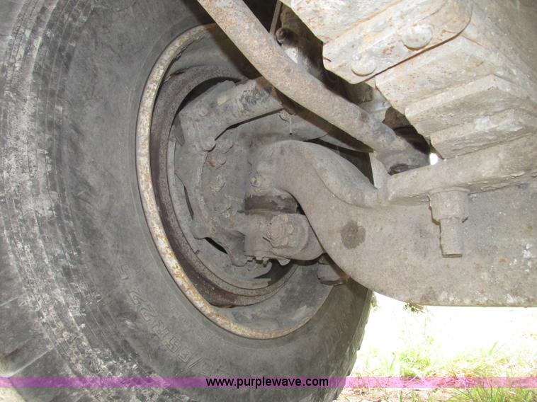 image for item F7491 1995 Ford LT8000 dump truck