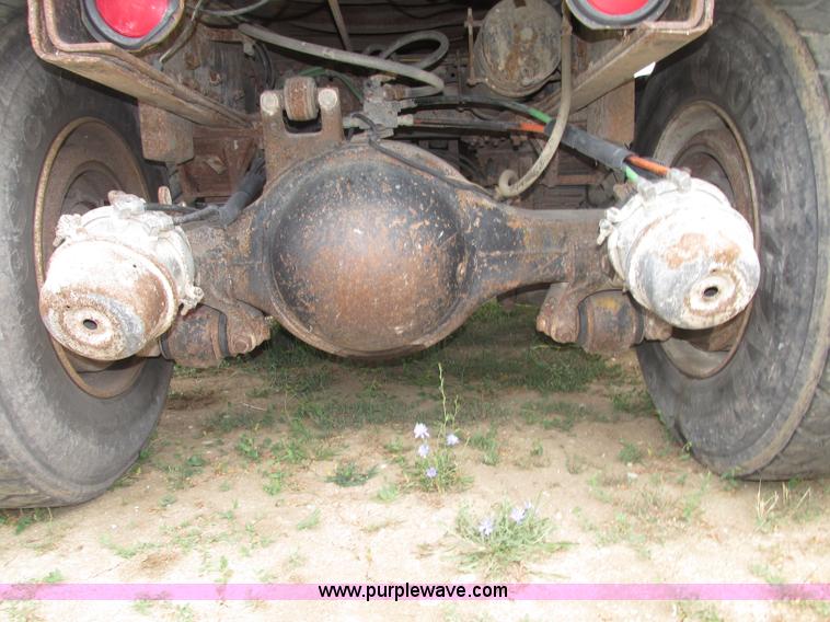 image for item F7491 1995 Ford LT8000 dump truck