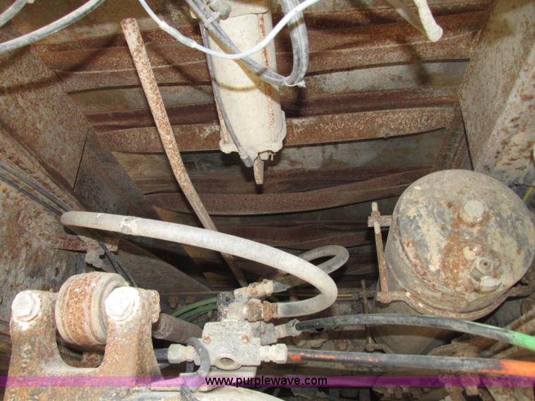 image for item F7491 1995 Ford LT8000 dump truck