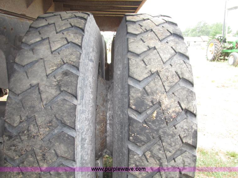 image for item F7491 1995 Ford LT8000 dump truck