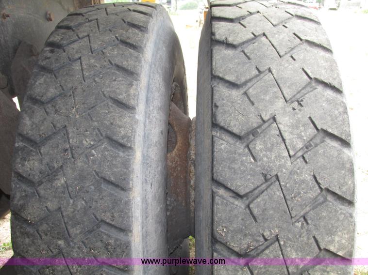 image for item F7491 1995 Ford LT8000 dump truck