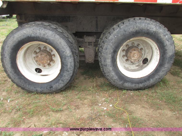 image for item F7491 1995 Ford LT8000 dump truck