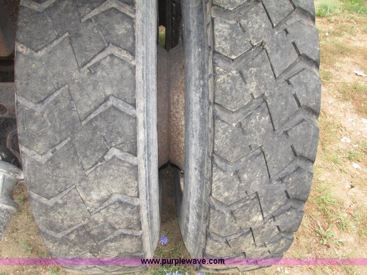 image for item F7491 1995 Ford LT8000 dump truck