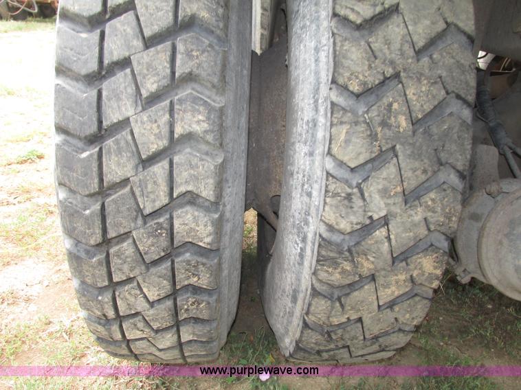 image for item F7491 1995 Ford LT8000 dump truck