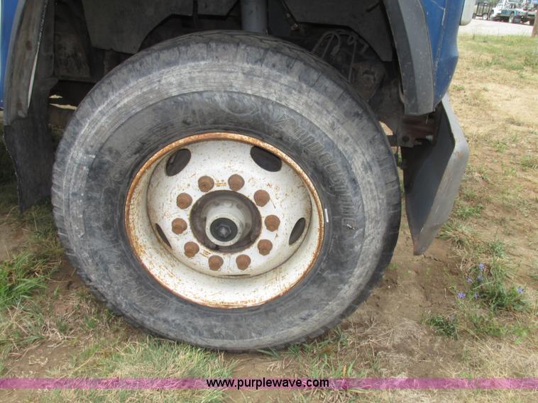 image for item F7491 1995 Ford LT8000 dump truck