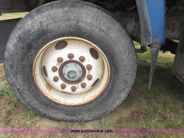 image for item F7491 1995 Ford LT8000 dump truck