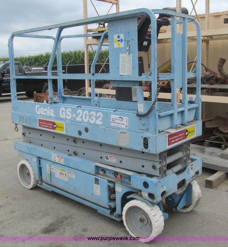 image for item F8813 2000 Genie G52032 scissor lift