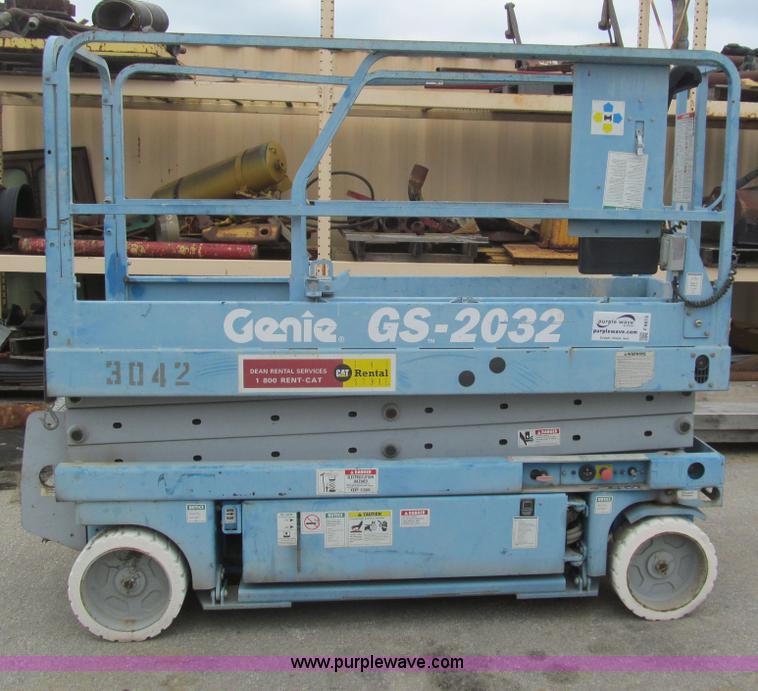 image for item F8813 2000 Genie G52032 scissor lift