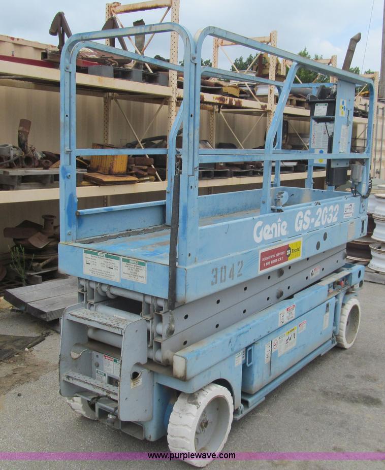 image for item F8813 2000 Genie G52032 scissor lift