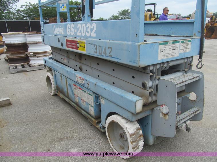 image for item F8813 2000 Genie G52032 scissor lift