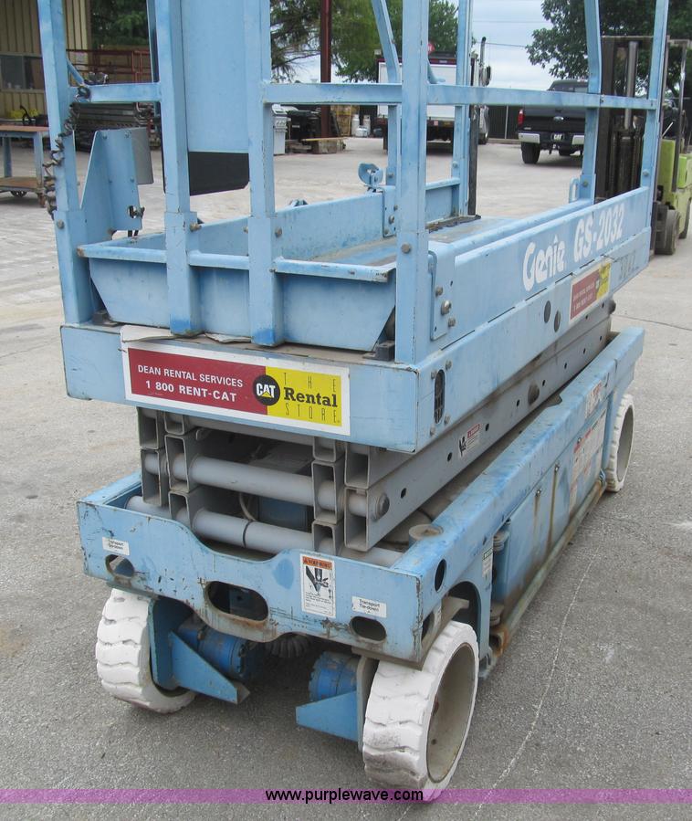 image for item F8813 2000 Genie G52032 scissor lift