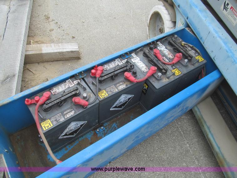 image for item F8813 2000 Genie G52032 scissor lift