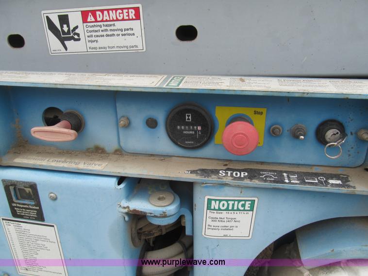 image for item F8813 2000 Genie G52032 scissor lift