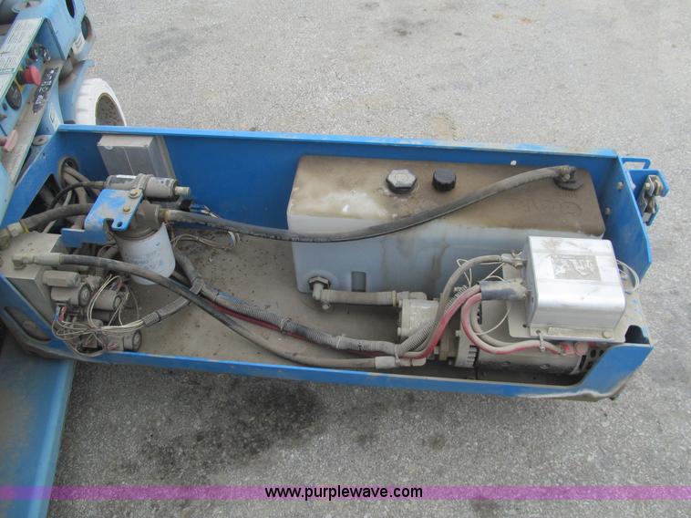 image for item F8813 2000 Genie G52032 scissor lift