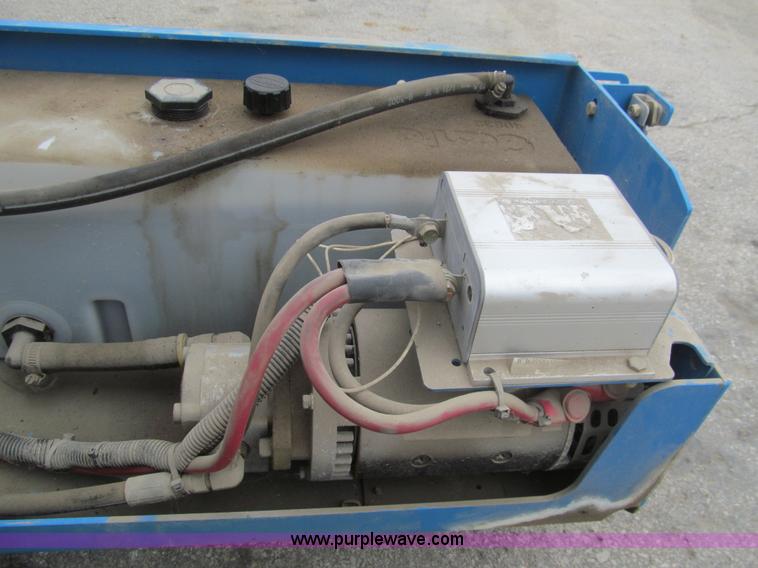 image for item F8813 2000 Genie G52032 scissor lift