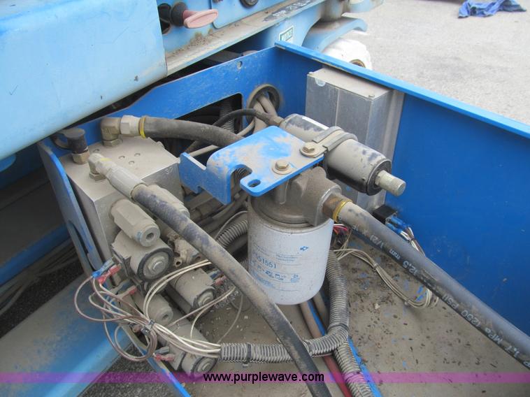 image for item F8813 2000 Genie G52032 scissor lift