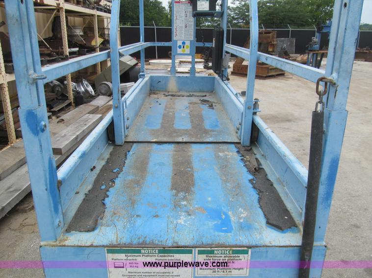 image for item F8813 2000 Genie G52032 scissor lift