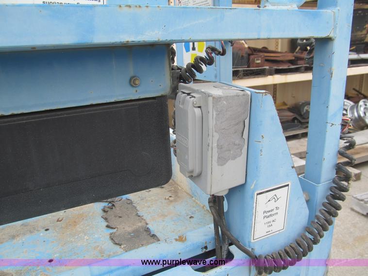 image for item F8813 2000 Genie G52032 scissor lift