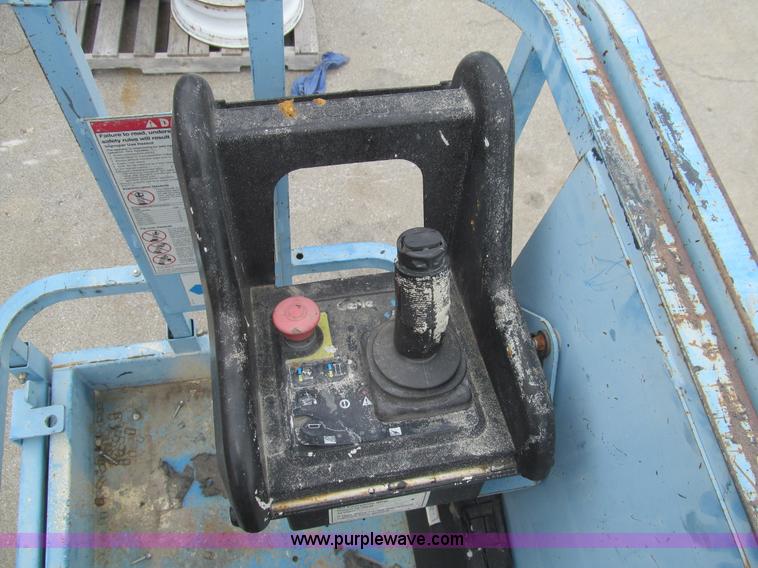 image for item F8813 2000 Genie G52032 scissor lift