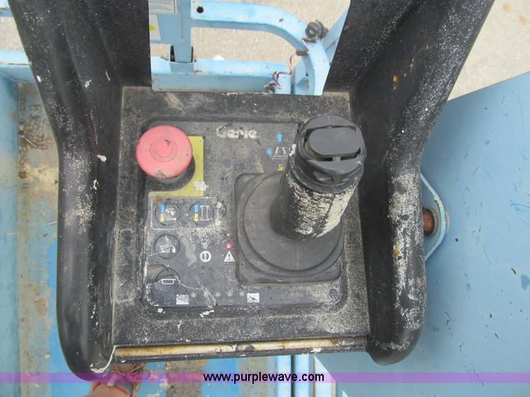 image for item F8813 2000 Genie G52032 scissor lift