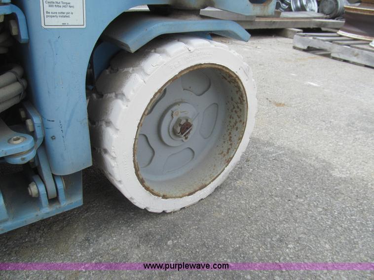 image for item F8813 2000 Genie G52032 scissor lift