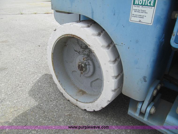 image for item F8813 2000 Genie G52032 scissor lift