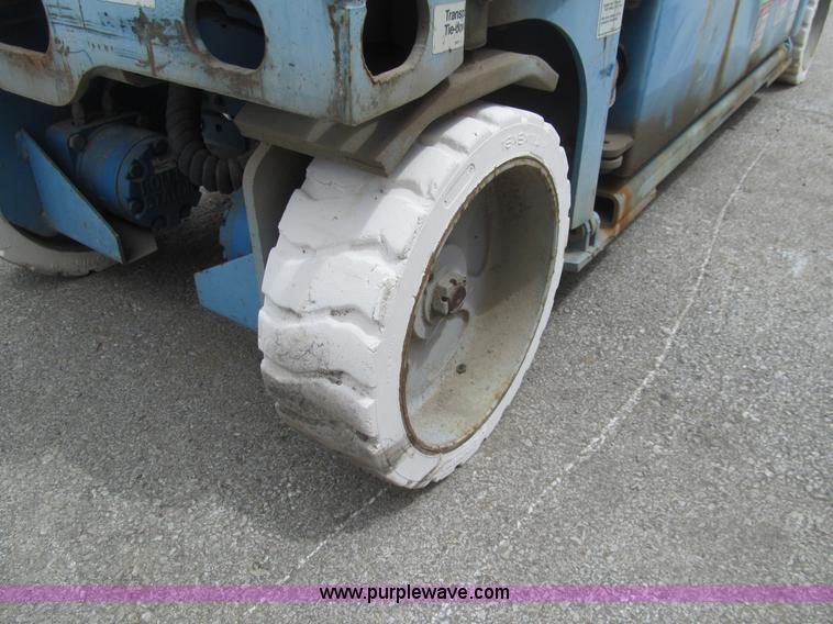 image for item F8813 2000 Genie G52032 scissor lift