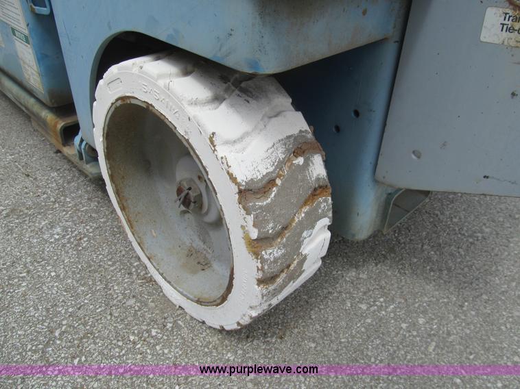 image for item F8813 2000 Genie G52032 scissor lift