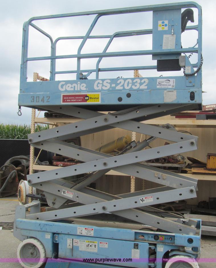 image for item F8813 2000 Genie G52032 scissor lift