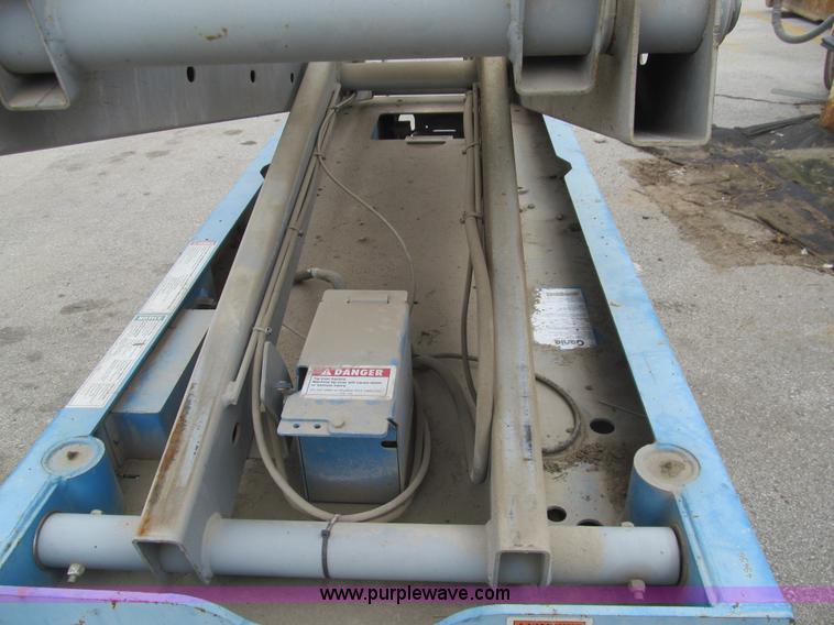 image for item F8813 2000 Genie G52032 scissor lift