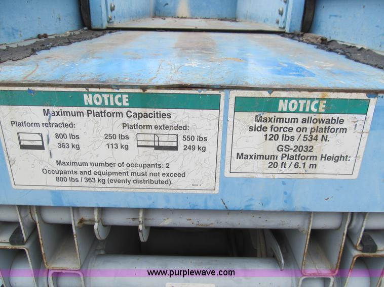 image for item F8813 2000 Genie G52032 scissor lift