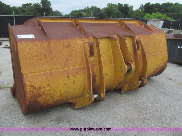 image for item F8841 Caterpillar 126"W loader bucket
