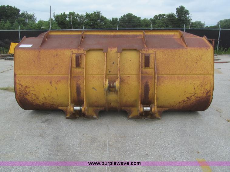 image for item F8841 Caterpillar 126"W loader bucket