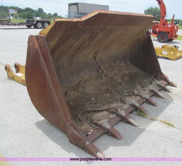 image for item F8844 Caterpillar 973 bucket