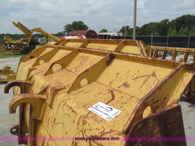 image for item F8844 Caterpillar 973 bucket